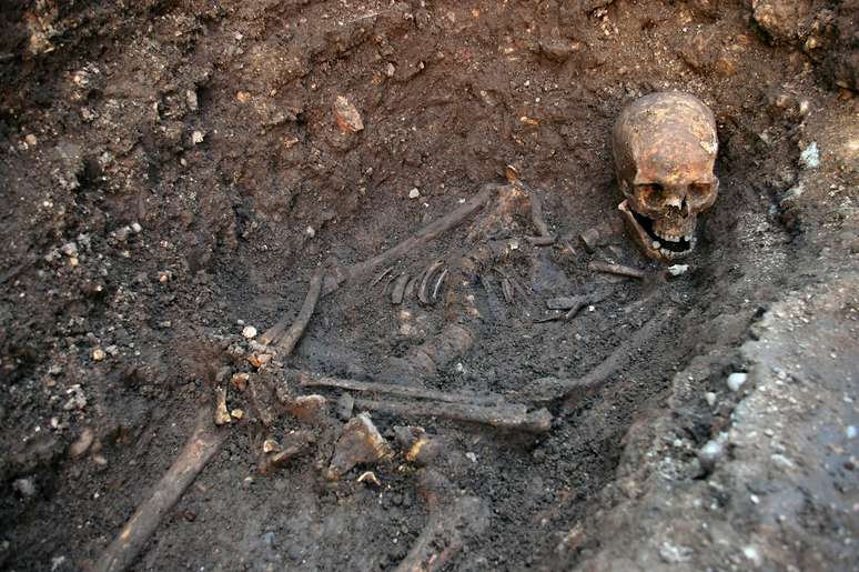 O modo como o esqueleto foi encontrado sugere que o rei estava amarrado quando foi enterrado. Os cientistas informaram que houve muito dano aos ossos e que o esqueleto possuía "uma constituição esguia incomum, quase feminina"