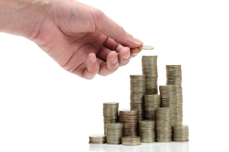 Se receber R$ 200 mensais desde o nascimento, o jovem poderá ter mais de R$ 108 mil quando completar 21 anos (baseado em números atuais)