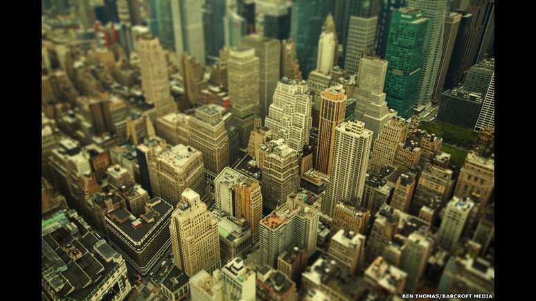 Fotógrafo australiano transforma metrópoles em miniaturas com truques em fotos. Ben Thomas usa técnica que altera foco e profundidade e é conhecido como 'encolhedor de cidades'. "É um efeito lúdico. A reação (do observador) vai de curiosidade ao reconhecimento, sentimentalismo e admiração", afirmou