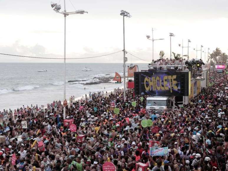 O trio do Chiclete do Banana participa do primeiro dia do Carnaval de Salvador