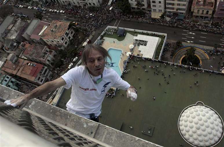 Francês Alain Robert, conhecido como “Homem-aranha”, escala o hotel Habana Libre, em Havana. 04/02/2013