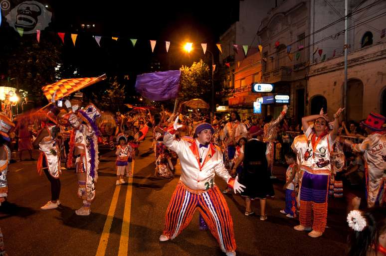 Sim, a Argentina também tem Carnaval. Mas a comemoração é um pouco diferente da brasileira. A festa no país é muito mais parecida com a tradição europeia, com fantasias inspiradas nos personagens clássicos do teatro popular italiano, como o Pierrô e a Colombina. Em Buenos Aires, os foliões se reúnem nas chamadas murgas, grupos que desfilam ou se apresentam nos bairros ao som de bandas de percussão