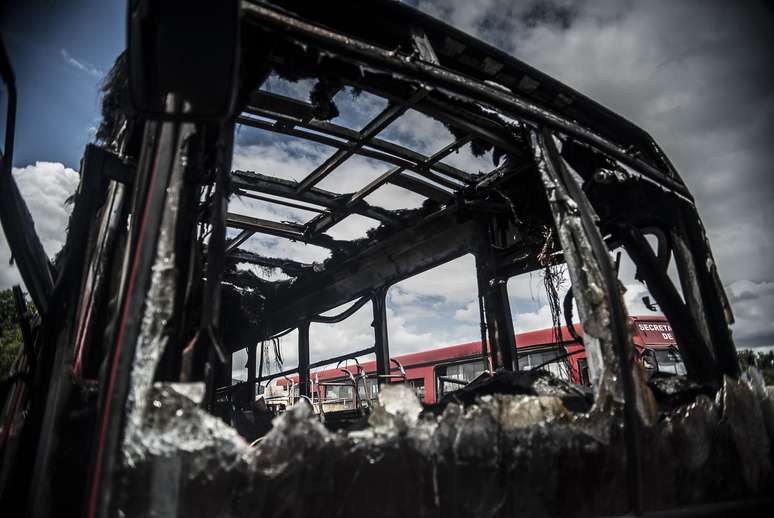 Três ônibus foram incendiados em garagem da prefeitura de Ilhota