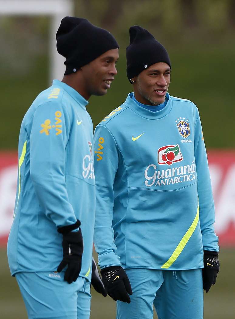 Ao lado de Neymar, Ronaldinho deve sair jogando contra os ingleses