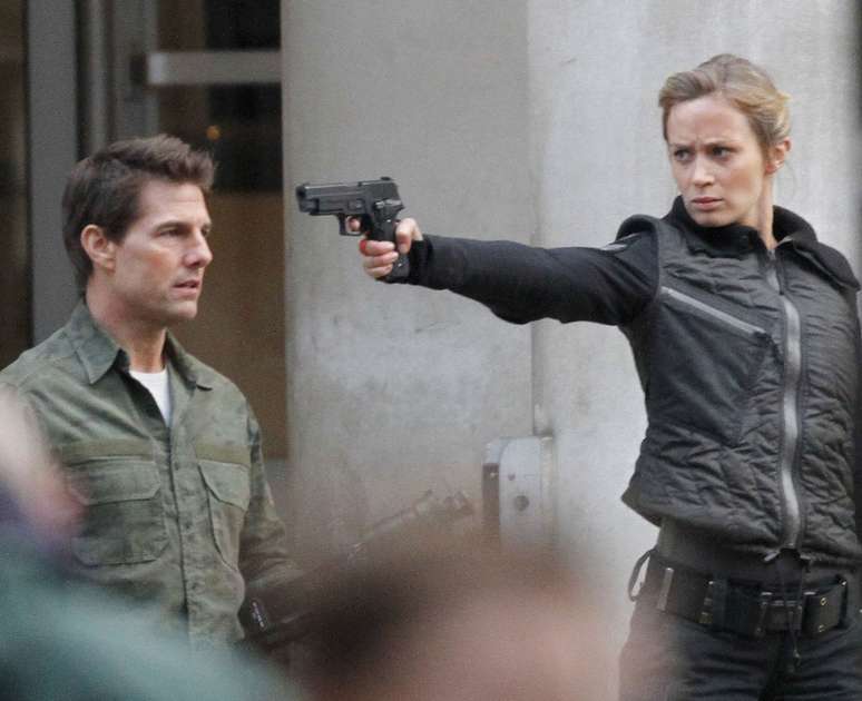 Tom Cruise foi clicado, no sábado (2), ao ser o alvo de uma arma de fogo, durante gravações do filme 'All You Need Is Kill', em Londres. O ator, que contracenava com Emily Blunt, é protagonista da ação dirigida por Doug Liman