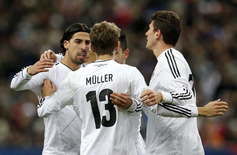 Com gols de Muller (de costas) e Khedira (à esq.), a Alemanha venceu a França por 2 a 1 de virada em Paris nesta quarta-feira