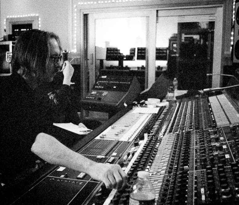 <p>Butch Vig operando a lendária mesa de som de Sound City</p>