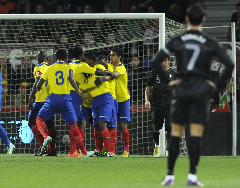 <p>Cristiano Ronaldo observa comemora&ccedil;&atilde;o equatoriana durante amistoso em Portugal</p>