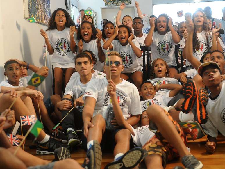 <p>Jovens moradores do Morro dos Prazeres se empolgaram com jogo da Sele&ccedil;&atilde;o Brasileira</p>