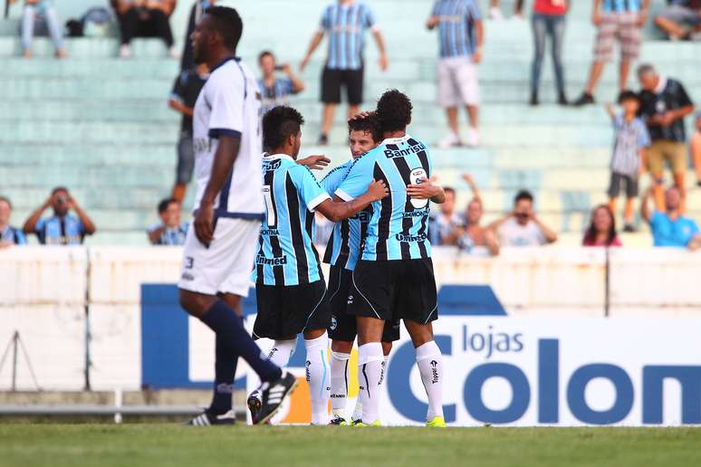 <p>Depois de três derrotas seguidas, Grêmio utilizou titulares no Olímpico e não deu chances ao São José</p>