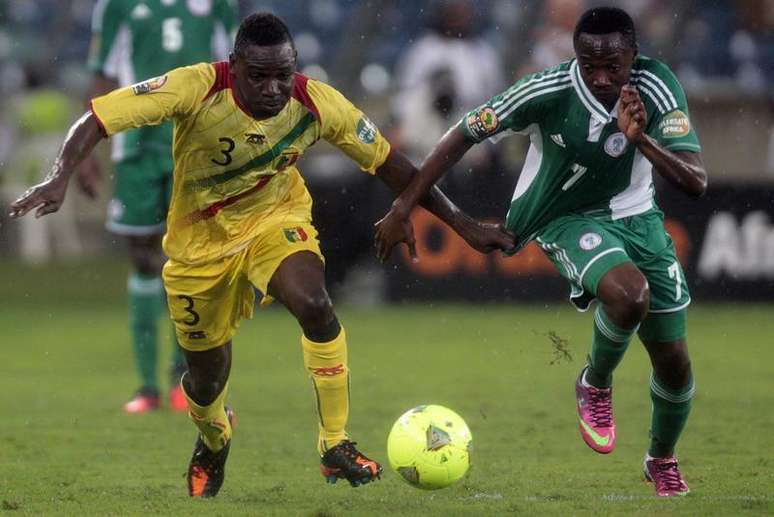 Adama Tamboura (esquerda), do Mali, corre em busca da bola contra Ahmed Musa, da Nigéria, durante a semi-final da Copa das Nações Africanas no estádio de Moses Mabhida em Durban. 6/02/2013