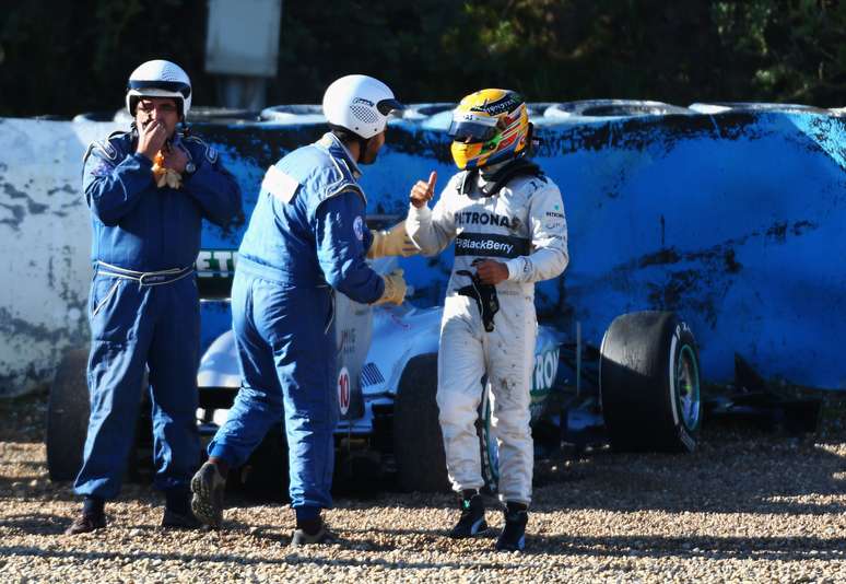 Hamilton faz sinal de positivo para fiscais de pista após acidente