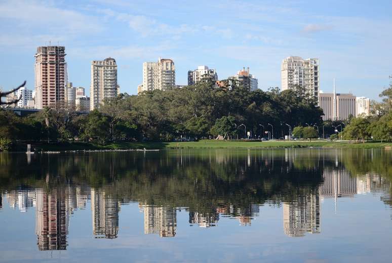 Inaugurado em comemoração ao quarto centenário de São Paulo, em 1954, o Ibirapuera é o mais importante parque urbano da capital paulista. Seu projeto arquitetônico é obra de Oscar Niemeyer, enquanto o engenheiro agrônomo Otávio Augusto Teixeira Mendes responde pelo aspecto paisagístico