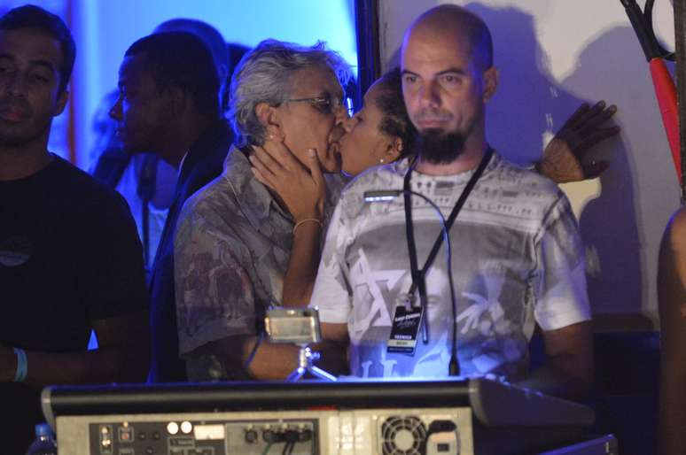 Caetano beija morena durante show do Luiz Caldas em Salvador