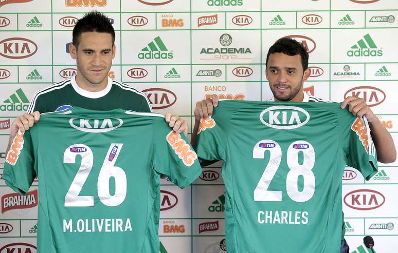 <p>Marcelo Oliveira e Charles exibem camisa do Palmeiras após receberem recado de Paulo Nobre</p>