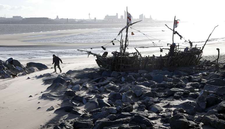 O navio virou uma atração para os visitantes da praia