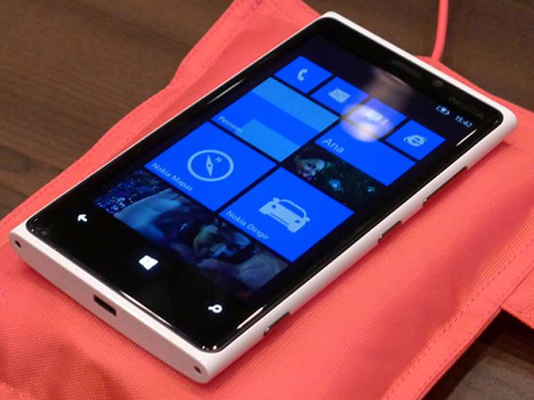 <p>Sistema operacional mobile da Microsoft, Windows Phone 8 estreia no Brasil no Nokia Lumia 920</p>