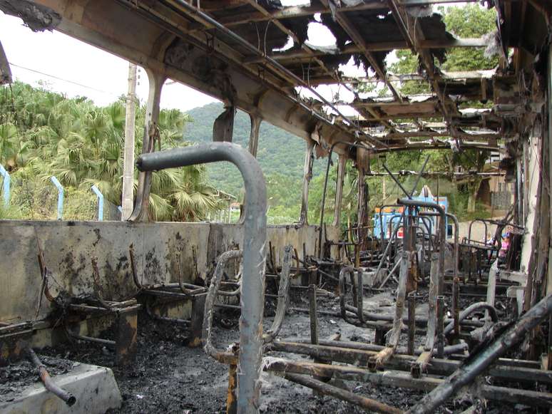 <p>Dezenas de ônibus foram incendiados desde o início da nova onda de violência em Santa Catarina</p>