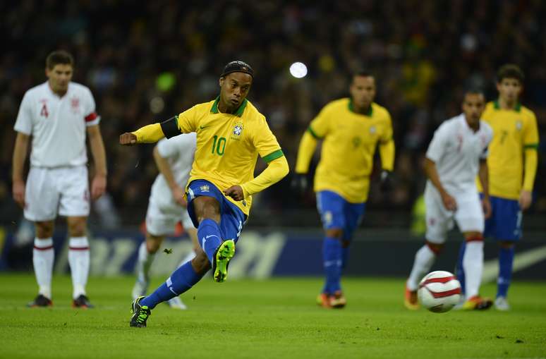 <p>Ronaldinho perdeu pênalti no primeiro tempo e desperdiçou a chance de marcar em sua volta à Seleção</p>