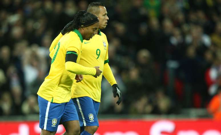 <p>Ronaldinho lamenta pênalti perdido diante de Joe Hart</p>