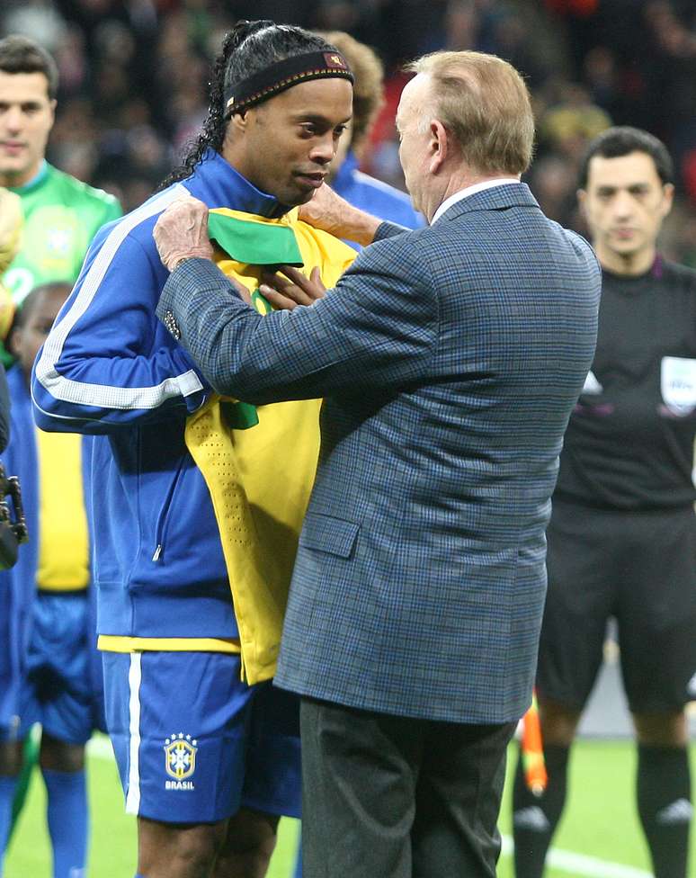 <p>Ronaldinho cumprimenta Marin</p>