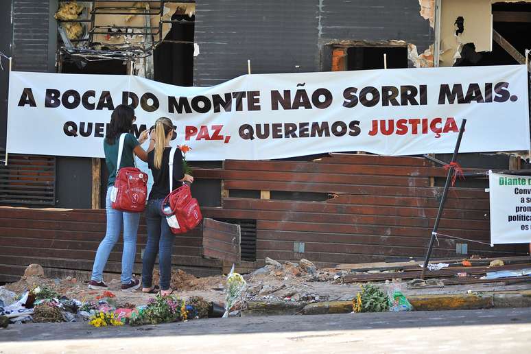 RS: familiares de vítimas de incêndio em boate iniciam vigília em praça