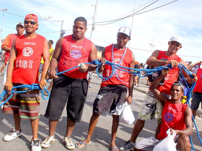 Enquanto cada camiseta de um bloco pode custar mais de R$1.000, um cordeiro n&atilde;o levar&aacute; para casa mais de R$40 por dia