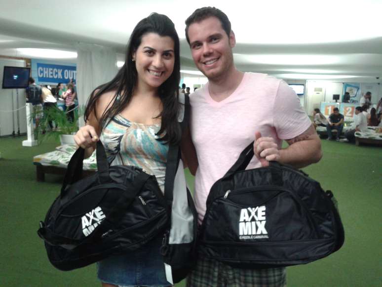 <p>Mariana Dantas e Eduardo Avilez retiram seus abadás para curtir o Carnaval de Salvador</p>