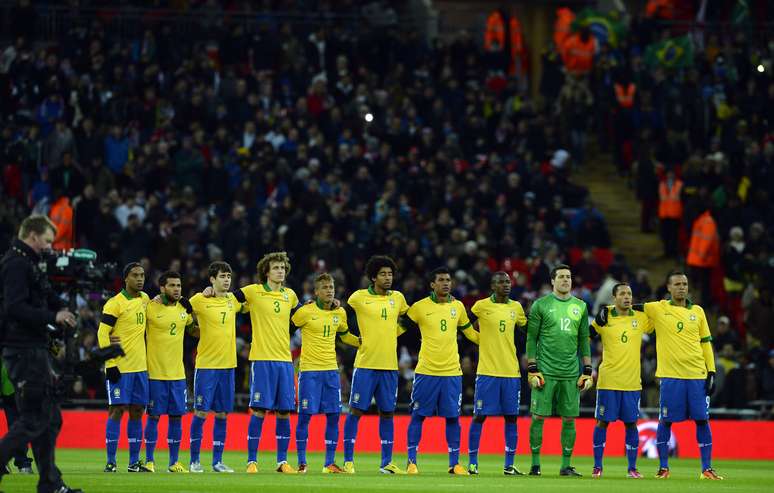 <p>Seleções de Brasil e Inglaterra respeitram um minuto de silêncio no Estádio de Wembley antes de amistoso em uma homenagem tripla</p>