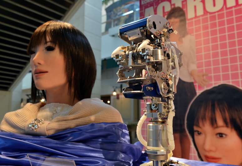 <p>Robô da Kokoro é mais uma de uma série de humanoides usados como recepcionistas em feiras e prédios no Japão. Na sede da empresa, as pessoas podem ver como funcionam os mecanismos por trás do rosto do robô</p>