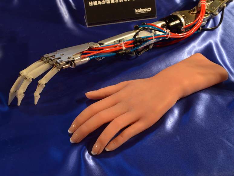 <p>Além do rosto, as mãos do robô também aparecem sem a "pele" que cobre as articulações mecânicas</p>