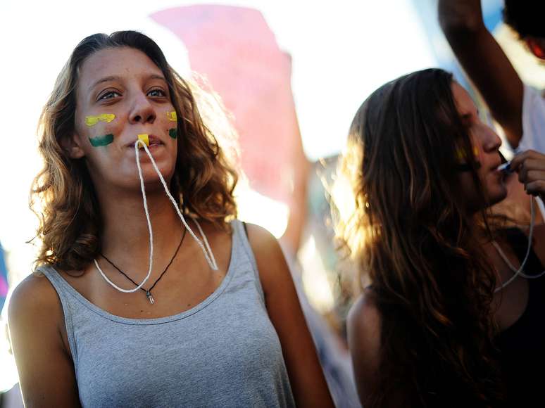 <p>A Avenida Oceânica, no bairro da Barra, foi lotada por foliões empolgados nesta quinta-feira (7), antes da inauguração do circuito Barra-Ondina</p>