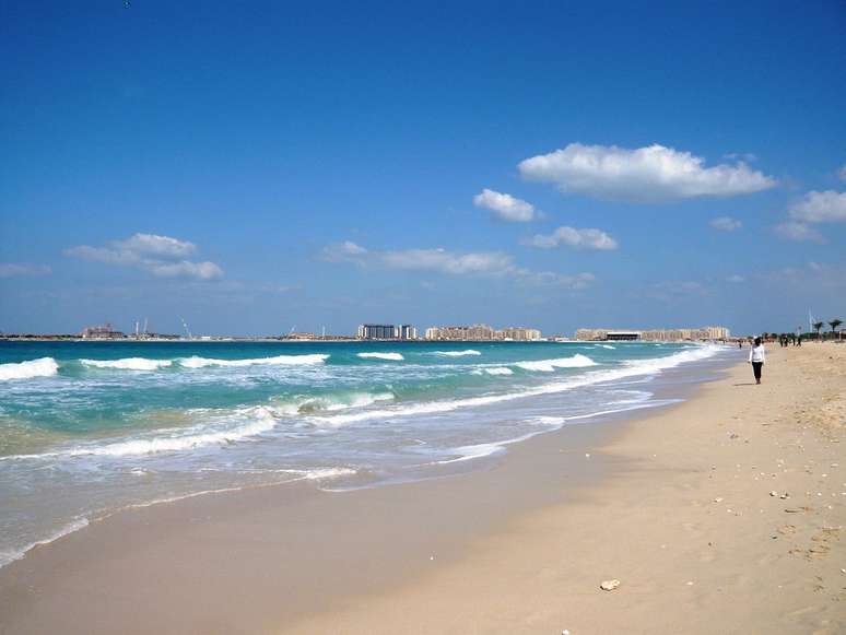 <p>Além de hotéis luxuosos, Dubai chama atenção por suas praias</p>