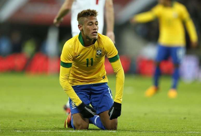 Neymar é visto durante jogo amistoso da seleção brasileira contra a Inglaterra, no estádio Wembley, em Londres. Com 11 lucrativos contratos de patrocínio, uma legião de fãs e morando numa cidade de praia, é fácil entender os motivos para Neymar ter decidido continuar no Brasil e rejeitar propostas da Europa. 06/02/2013