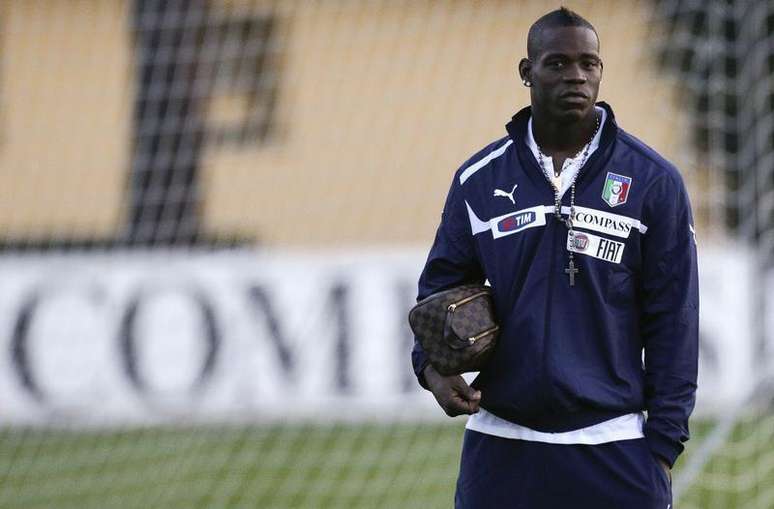 Jogador da seleção italiana de futebol, Mario Balotelli, é visto ao final de uma sessão de treinamento próximo a Florença. Os problemas do atacante do Milan continuaram na Itália depois que ele foi contratado do Manchester City. 04/02/2013