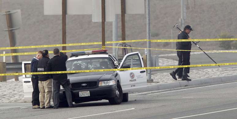 Nesta quinta-feira, um carro da polícia foi alvo de tiros em Los Angeles