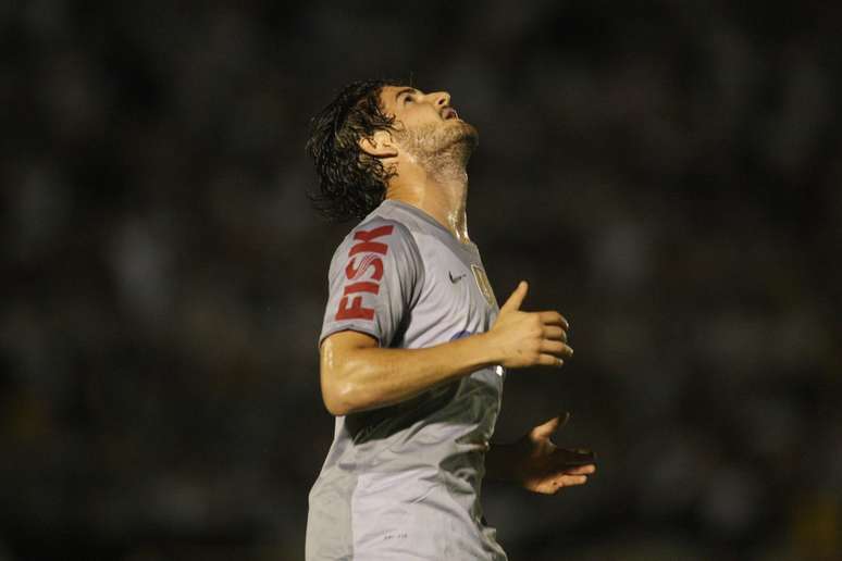 Pato foi participativo, mas saiu em branco contra o Botafogo