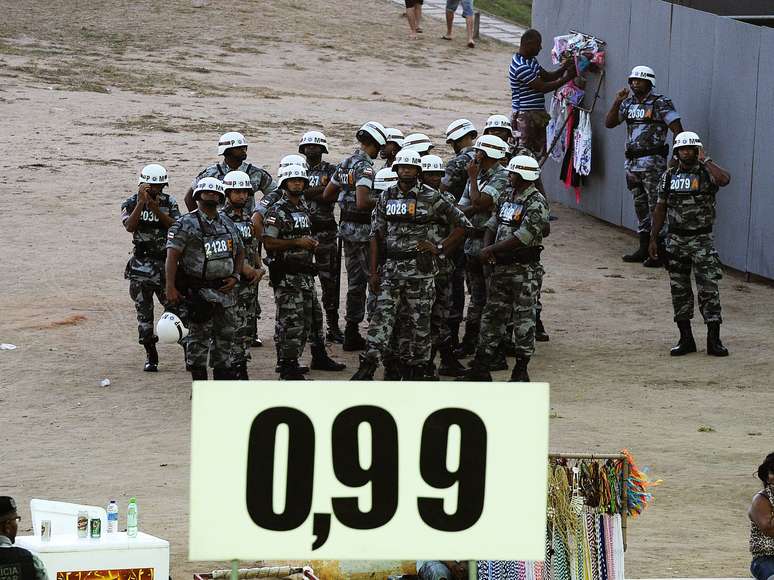 <p>Tropa reunida antes do início do carnaval em Salvador</p>