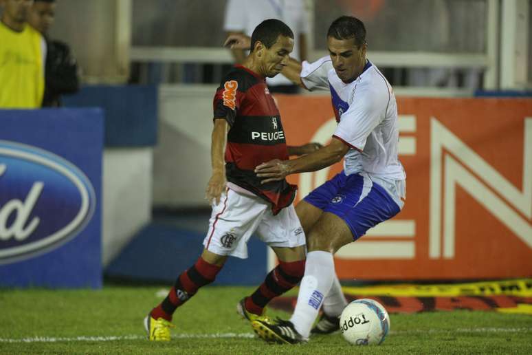 <p>Gra&ccedil;as aos resultado, time rubro-negro chegou aos 16 pontos; Fluminense, que joga contra o Vasco no s&aacute;bado, tem 11 pontos</p>