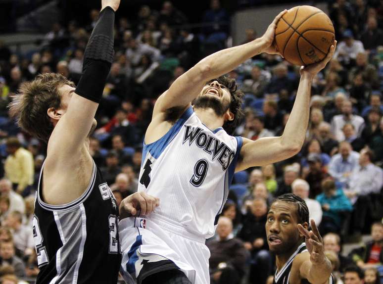 <p>Splitter (à esquerda) em ação com a camisa dos Spurs em mais uma vitória na NBA</p>