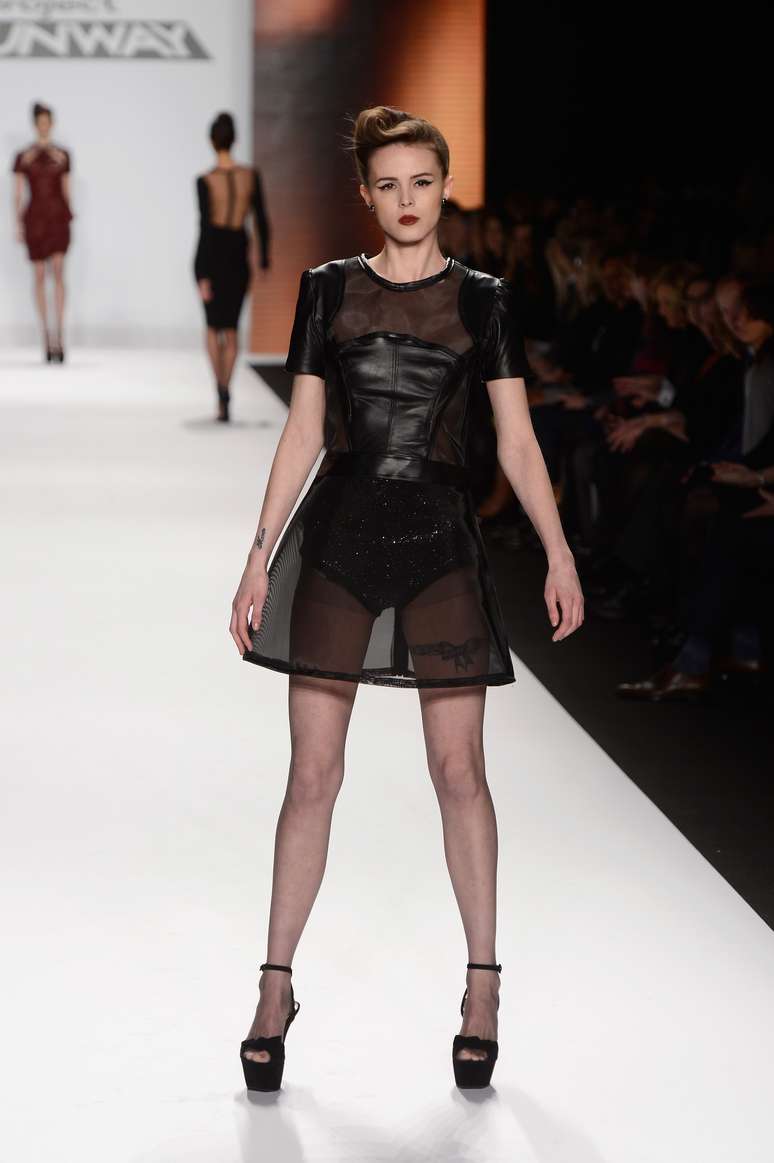 <p>Top usa modelo transparente durante desfile da Project Runway</p>