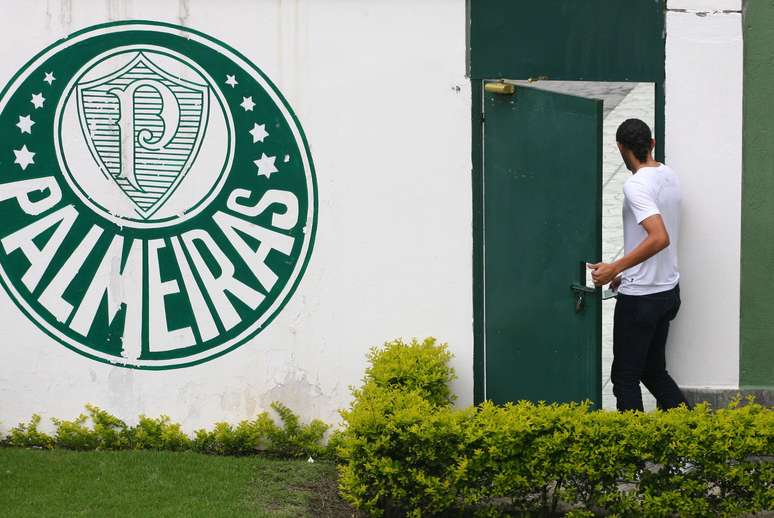 <p>Barcos sai pela última vez do CT do Palmeiras</p>