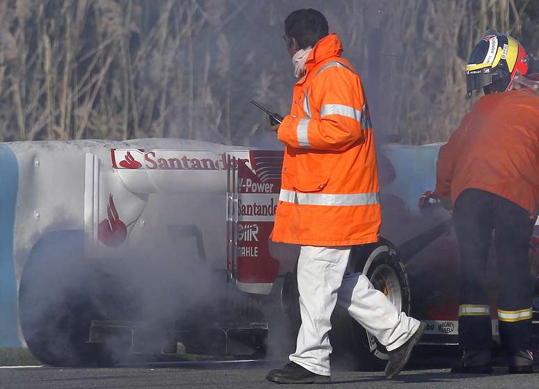 <p>Fumaça após pane no motor interrompeu trabalhos da Ferrari na Espanha</p>