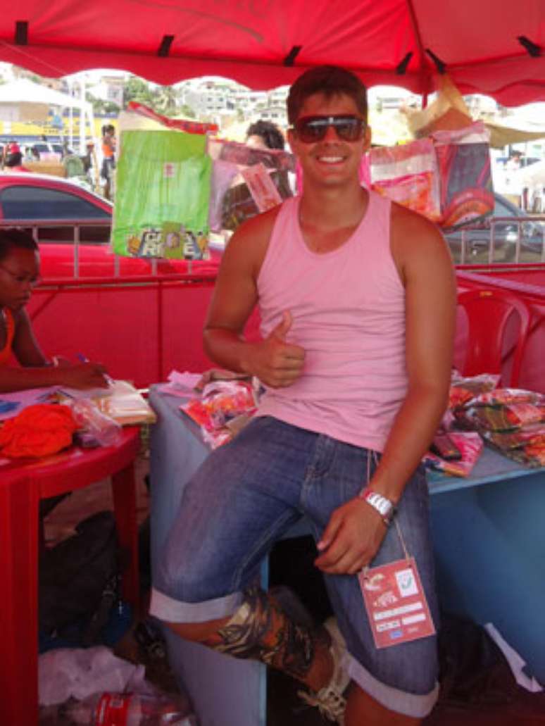 <p>Tiago Vilanova, 22, trabalha&nbsp;pelo quinto ano consecutivo na revenda de abad&aacute;s com mais quatro amigos</p>