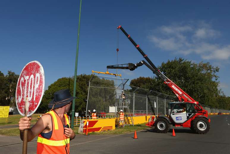 <p>Funcionários instalam barreiras de segurança no Circuito de Albert Park, palco do Grande Prêmio da Austrália de Fórmula 1. Marcada para 17 de março, a corrida abre a nova temporada da categoria. Veja mais fotos da preparação no circuito:</p>