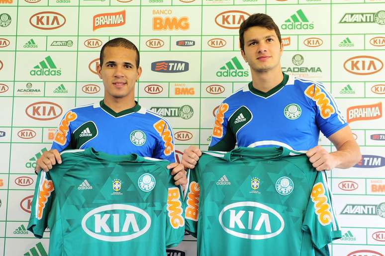 <p>Ronny e Kleber mostram camisa do Palmeiras durante apresentação na Academia de Futebol</p>