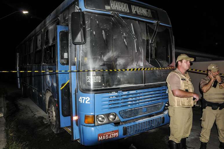 <p>Durante nova onda de violência, ônibus são queimados em Santa Catarina</p>