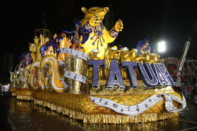 <p>A escola de samba Acadêmicos do Tatuapé abriu os desfiles de sexta-feira em São Paulo</p>