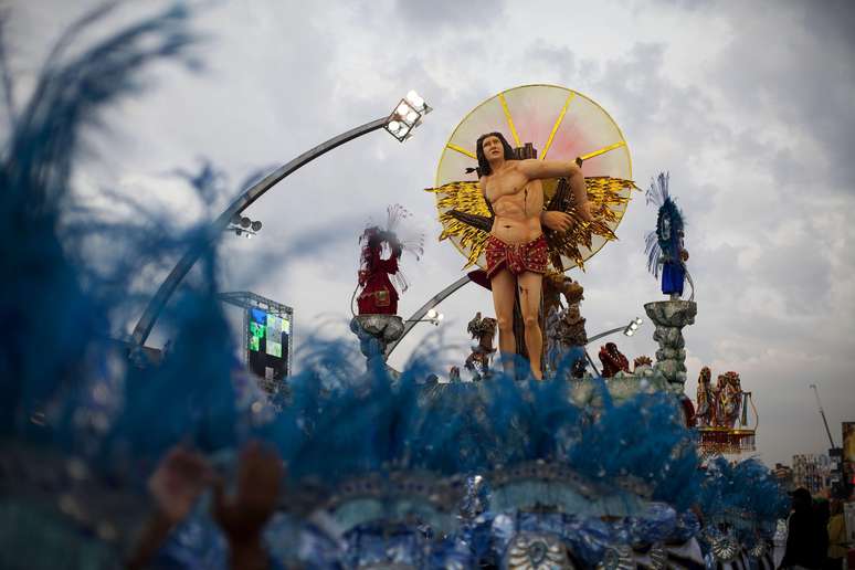 A Águia de Ouro levou para o Anhembi um desfile que homenageou o sambista João Nogueira. Uma das alegorias trazia São Sebastião e São Jorge - santos dos quais João era devoto