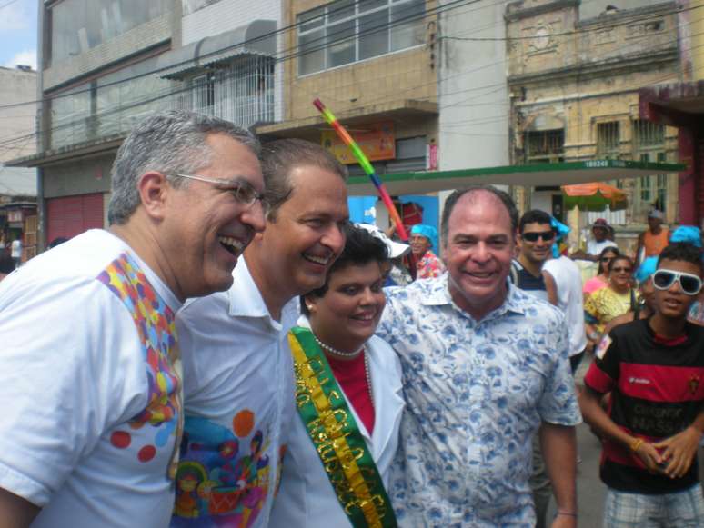 <p>Ministro Alexandre Padilha (esq.), governador Eduardo Campos (centro) e ministro Fernando Bezerra tiram foto com folião que imita a presidente Dilma no Carnaval</p>